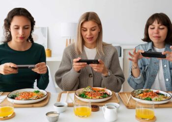 Eating disorders and social media, eating disorders in teens, mental health and social media, eating disorders recovery, unhealthy eating habits