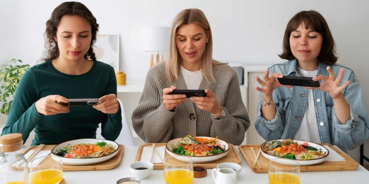 Eating disorders and social media, eating disorders in teens, mental health and social media, eating disorders recovery, unhealthy eating habits