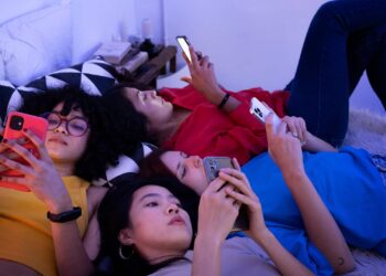 scrolling, doomscrolling , Screen Time before Bed