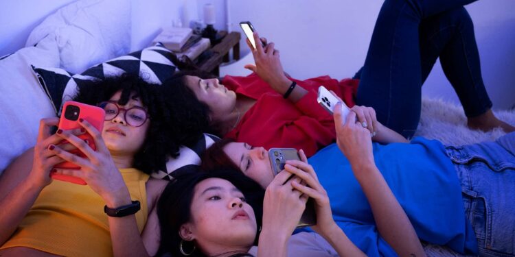 scrolling, doomscrolling , Screen Time before Bed