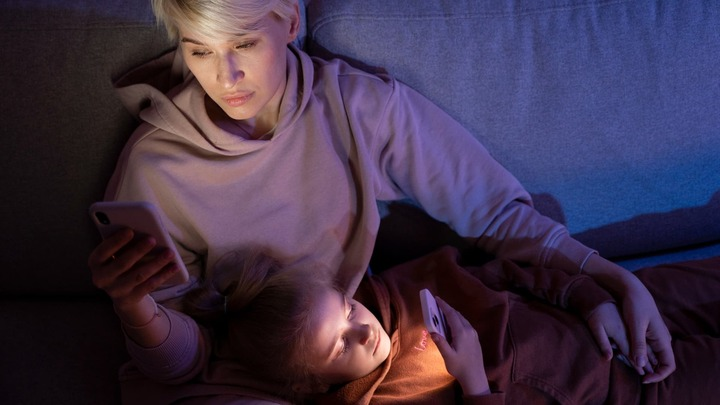 How to turn off screen time, reduce anxiety by limiting screen time, mindful living